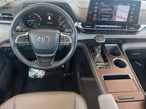 Certified 2022 Toyota Sienna XLE w/ XLE Plus Package FWD image 18
