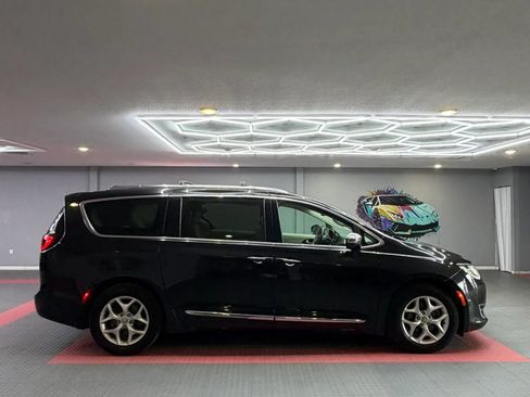 Used 2020 Chrysler Pacifica Limited FWD image 7