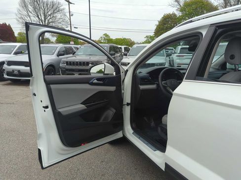 Used 2023 Volkswagen Taos SE w/ Panoramic Sunroof Package FWD image 11