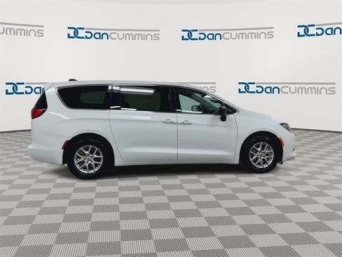 Used 2024 Chrysler Voyager LX image 9