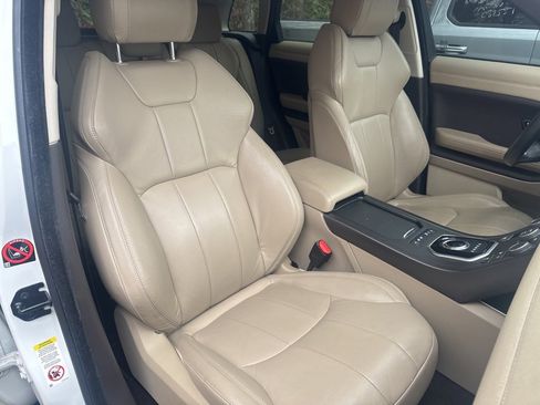 Used 2019 Land Rover Range Rover Evoque SE image 6