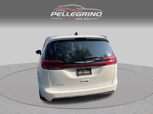 Used 2023 Chrysler Pacifica Touring-L FWD image 6