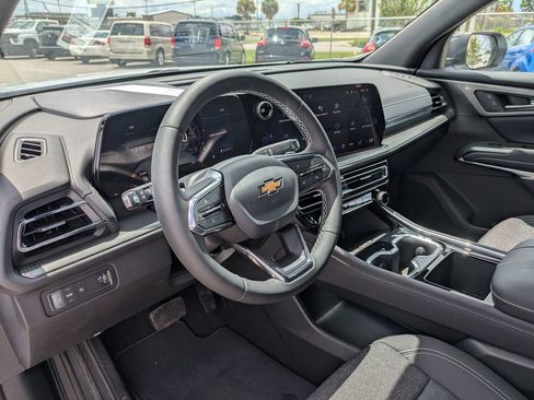 Used 2025 Chevrolet Traverse LT image 13