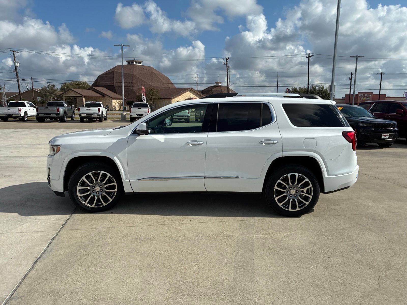 Used 2023 GMC Acadia Denali FWD image 4
