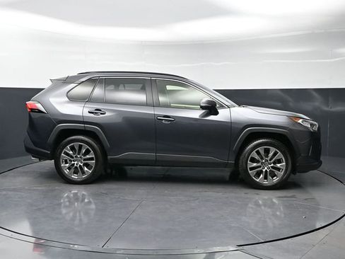 Used 2020 Toyota RAV4 XLE Premium image 4