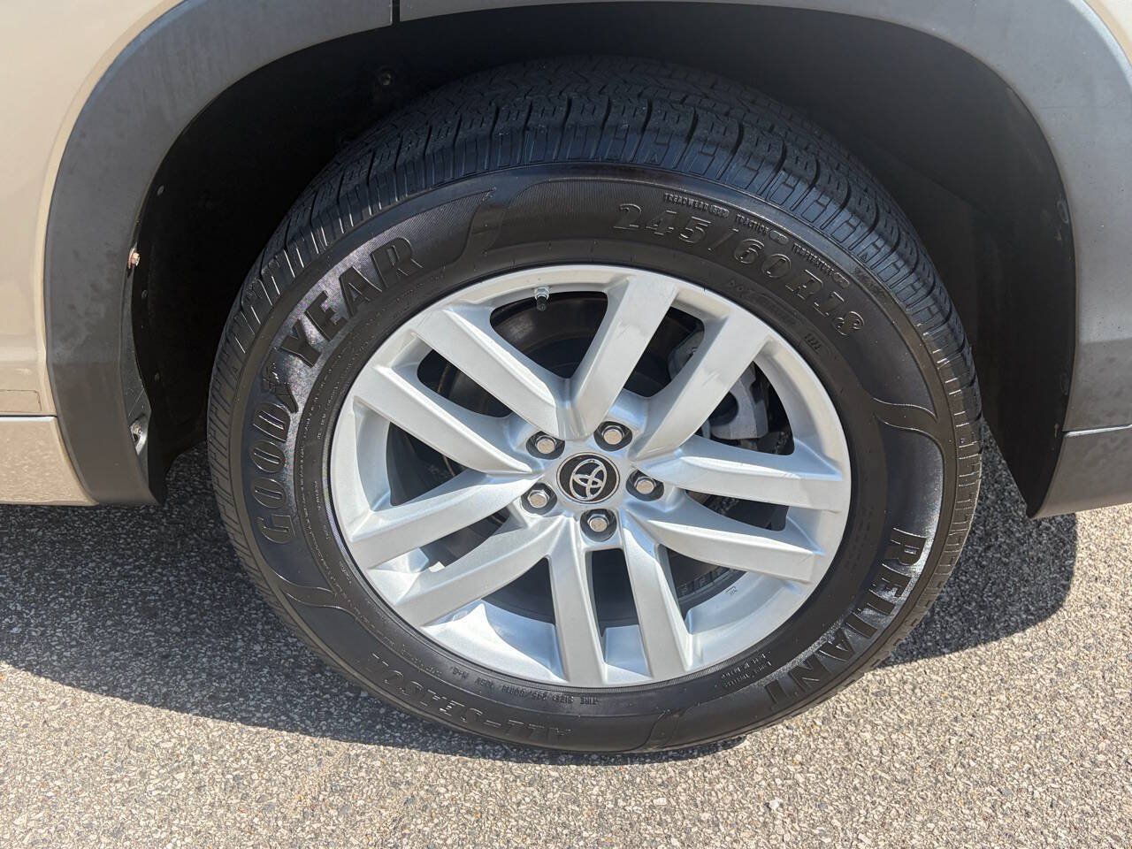 Used 2016 Toyota Highlander LE FWD image 11