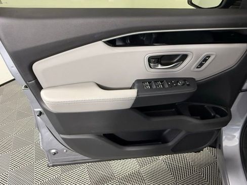 Used 2025 Honda Pilot EX-L image 12