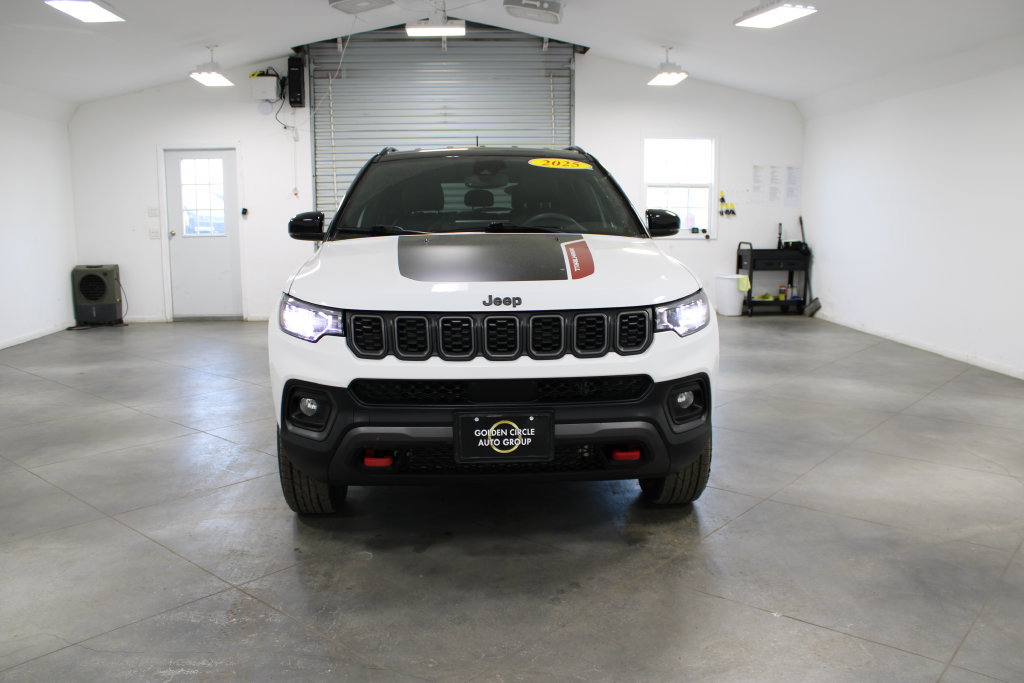Used 2025 Jeep Compass Trailhawk AWD/4WD image 3