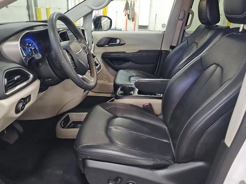Used 2024 Chrysler Pacifica Touring-L image 10