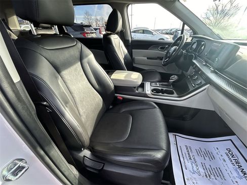 Used 2024 Kia Carnival LX image 30