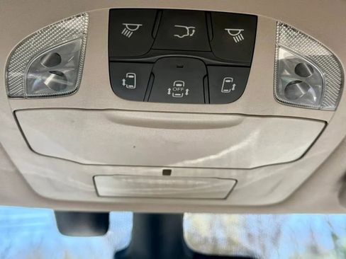 Used 2021 Chrysler Pacifica Touring-L FWD image 31