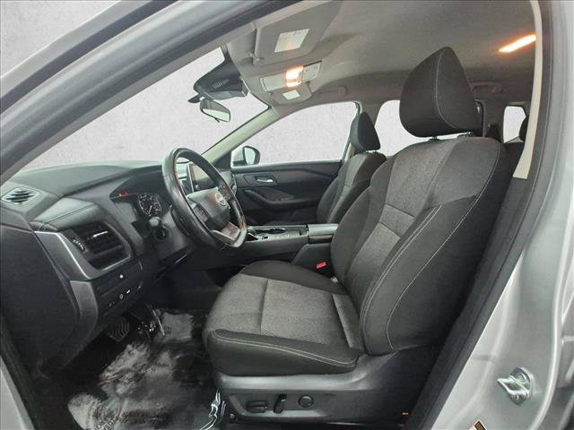 Used 2025 Nissan Rogue SV FWD image 16