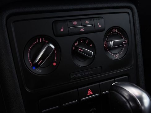 Used 2015 Volkswagen Beetle 1.8T image 40