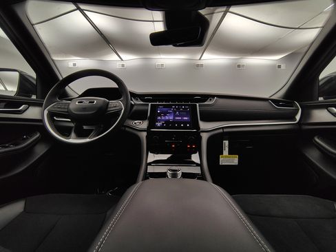 New 2025 Jeep Grand Cherokee Altitude image 27