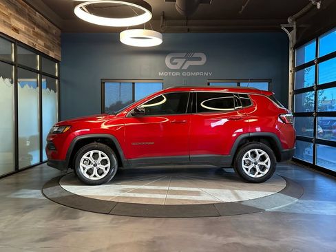 Used 2025 Jeep Compass Latitude AWD/4WD image 6