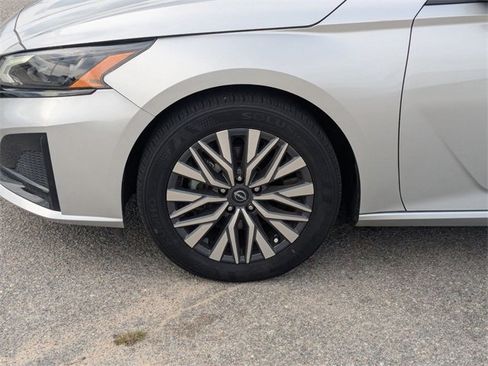 Used 2024 Nissan Altima 2.5 SV image 10