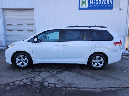 Used 2013 Toyota Sienna LE image 2