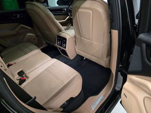 Used 2023 Porsche Cayenne AWD/4WD image 32