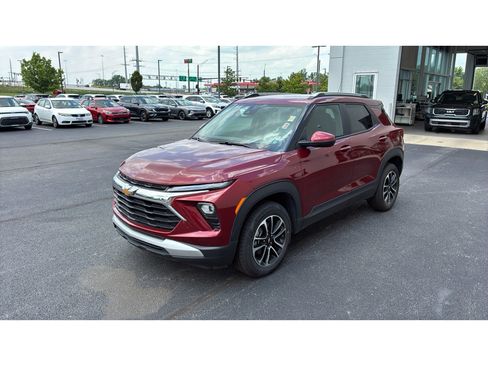 Used 2025 Chevrolet TrailBlazer LT AWD/4WD image 2