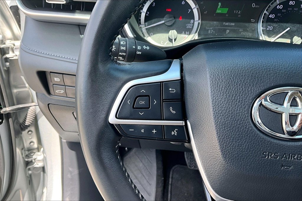 Used 2023 Toyota Highlander XLE FWD image 11