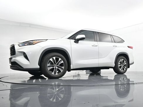 Used 2023 Toyota Highlander XLE AWD/4WD image 32