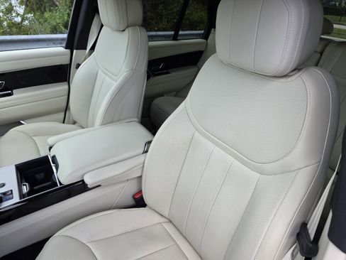 Used 2025 Land Rover Range Rover SE image 12