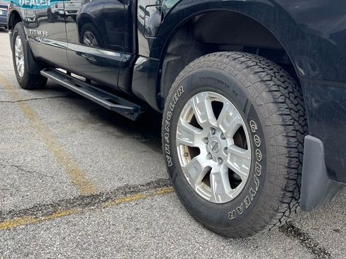 Used 2019 Nissan Titan SV image 5