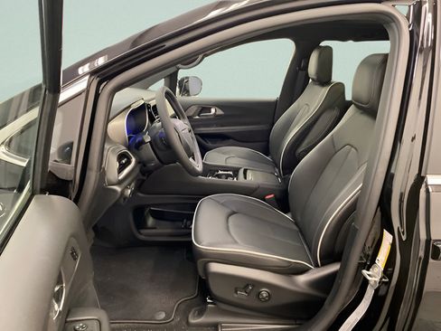 Used 2027 Chrysler Pacifica Limited FWD image 8