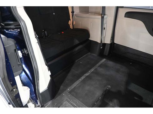 Used 2015 Dodge Grand Caravan SXT FWD image 18