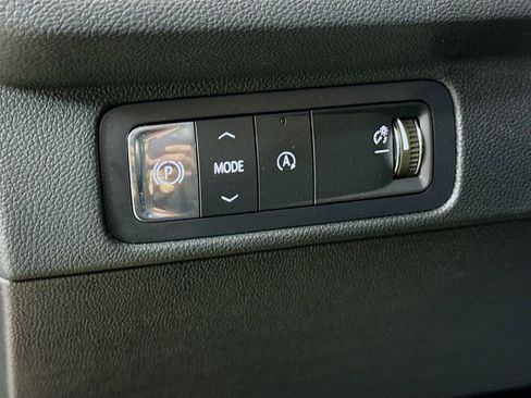 Used 2025 Chevrolet Traverse LT image 10