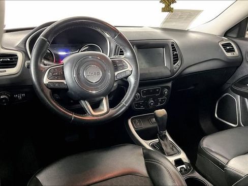 Used 2019 Jeep Compass Latitude FWD image 3