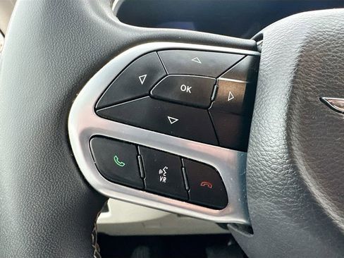 Used 2024 Chrysler Pacifica Touring-L image 9