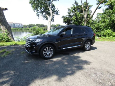 Used 2025 Ford Explorer Active w/ Active Comfort Package AWD/4WD image 2