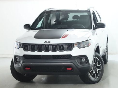 Used 2025 Jeep Compass Trailhawk AWD/4WD image 3