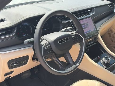 Used 2025 Jeep Grand Cherokee Limited RWD image 17