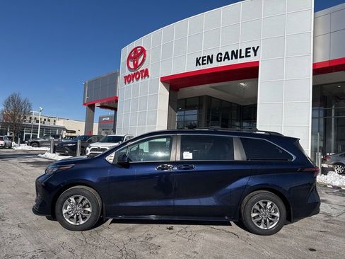 New 2026 Toyota Sienna LE image 2