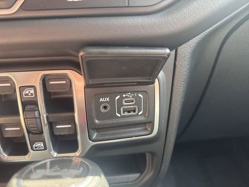 Used 2025 Jeep Wrangler Unlimited Sahara AWD/4WD image 24