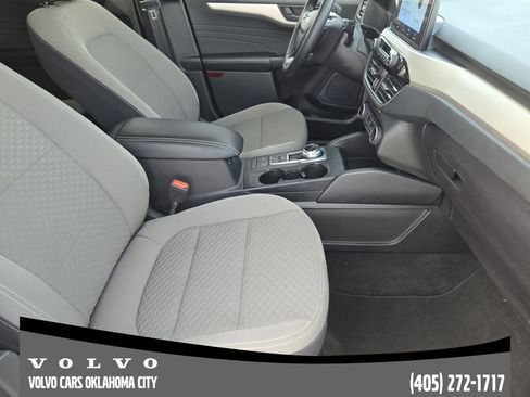 Used 2022 Ford Escape SE w/ SE Sport Appearance Package image 13