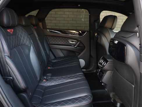 Used 2018 Bentley Bentayga AWD/4WD image 32