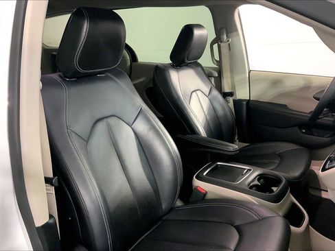 Used 2024 Chrysler Pacifica Select image 7