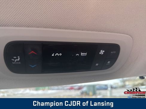 Used 2023 Chrysler Pacifica Touring-L image 36
