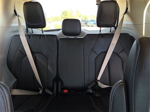 Used 2023 Chrysler Pacifica Touring-L image 15