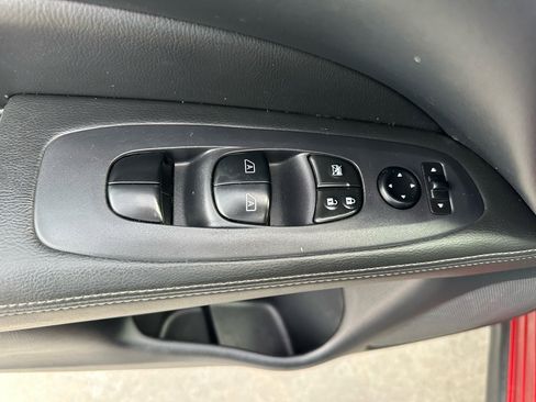 Used 2019 Nissan Pathfinder SV image 38