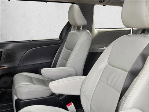 Used 2015 Toyota Sienna Limited image 18