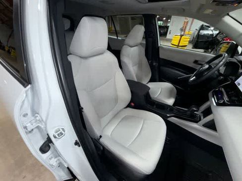 Certified 2024 Toyota Corolla Cross LE w/ Moonroof Package AWD/4WD image 16