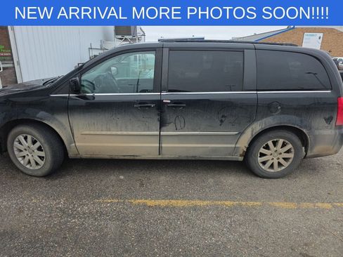 Used 2014 Chrysler Town & Country Touring image 5