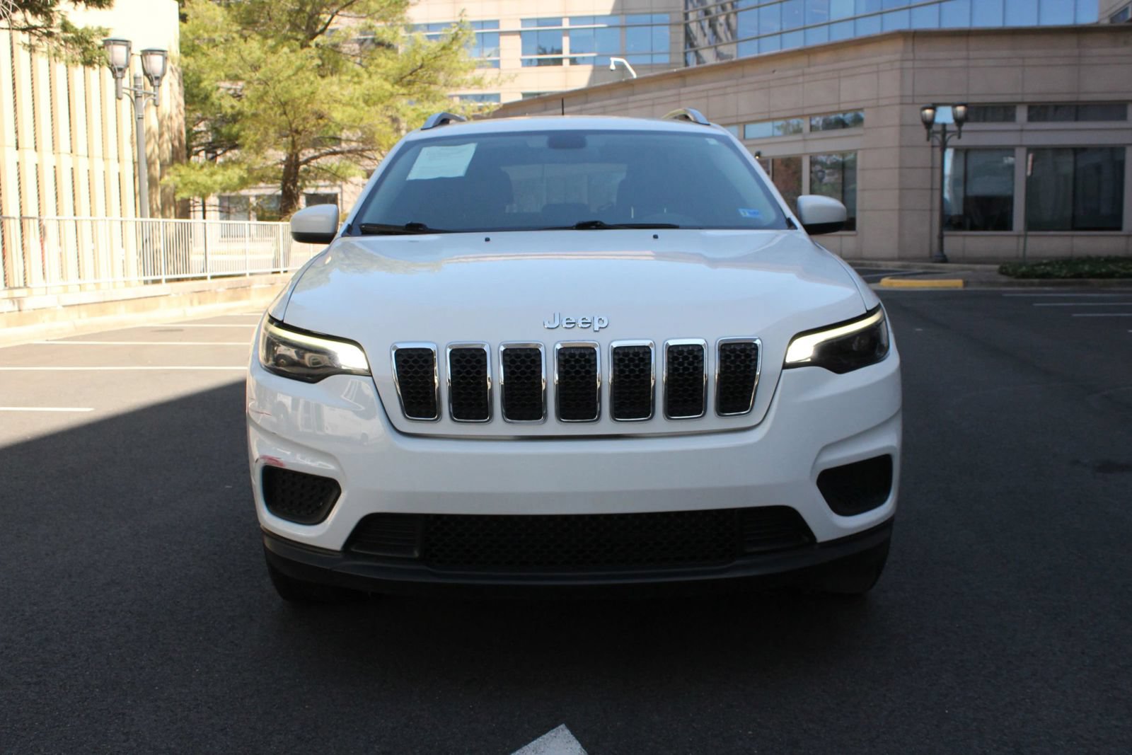 Used 2020 Jeep Cherokee Latitude FWD image 3