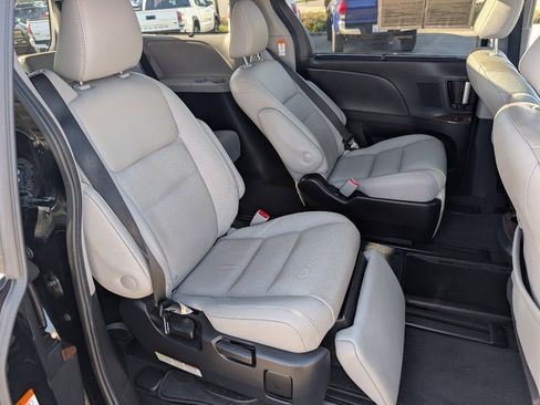 Used 2020 Toyota Sienna Limited Premium image 5