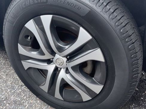 Used 2017 Toyota RAV4 LE FWD image 5