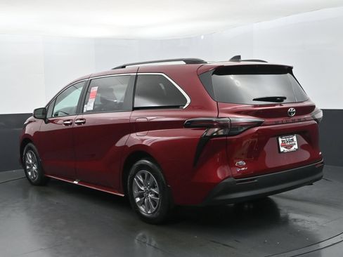 Used 2026 Toyota Sienna XLE FWD image 4